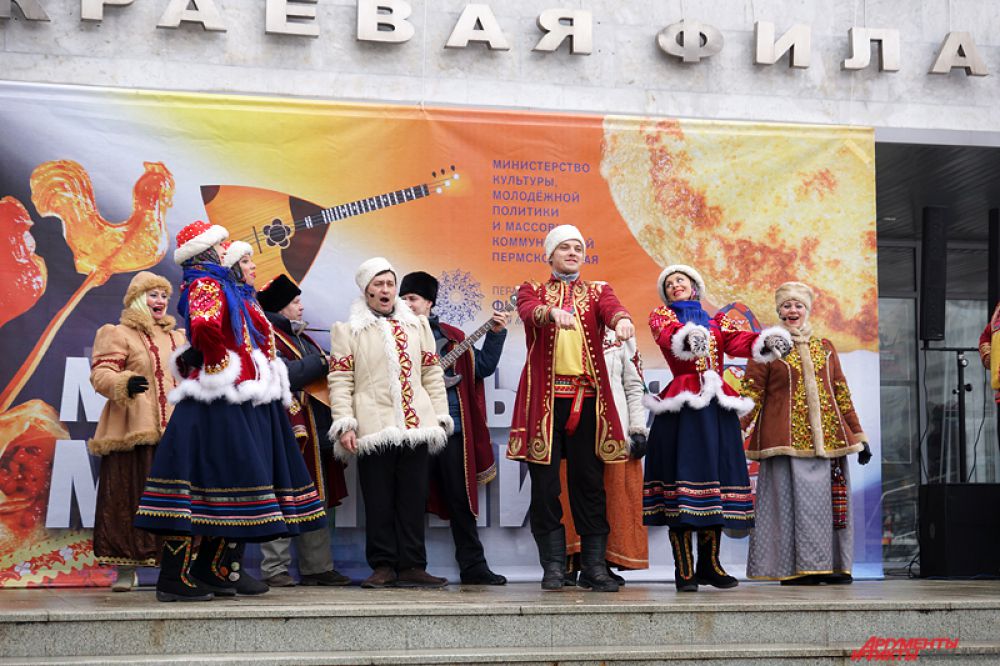 Музыкальная масленица с плясками и танцами состоялась на площадке перед Органным концертным залом.