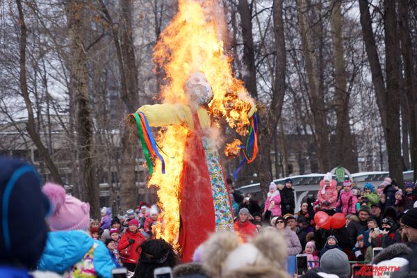 Кульминацией Масленицы является сжигание чучела Зимы. По поверьям, после этого уходит холодная погода и наступает солнечная весна.