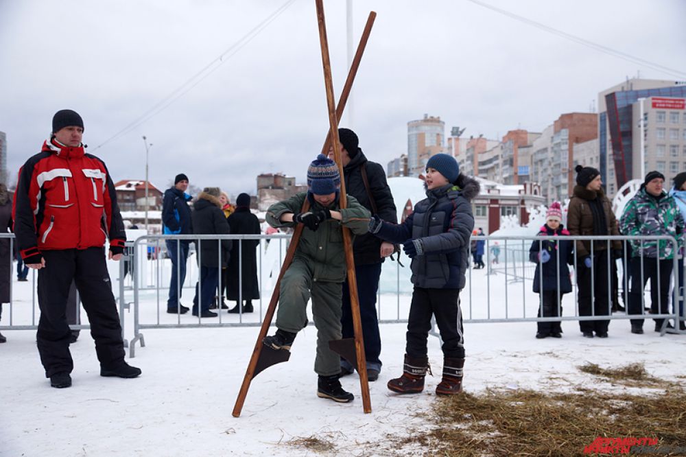 Для гостей ледового городка были подготовлены спортивные состязания, игры в «городки» и «салки» и многое другое.