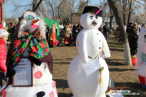 Снеговиков стилизировали на казачий манер.