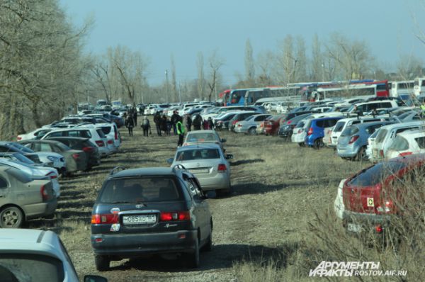 На въезд в Старочеркасскую выстроилась многокилометровая очередь из автомобилей. Стихийные парковки из сотен автомобилей можно было увидеть на всей примыкающей территории музея-заповедника. 