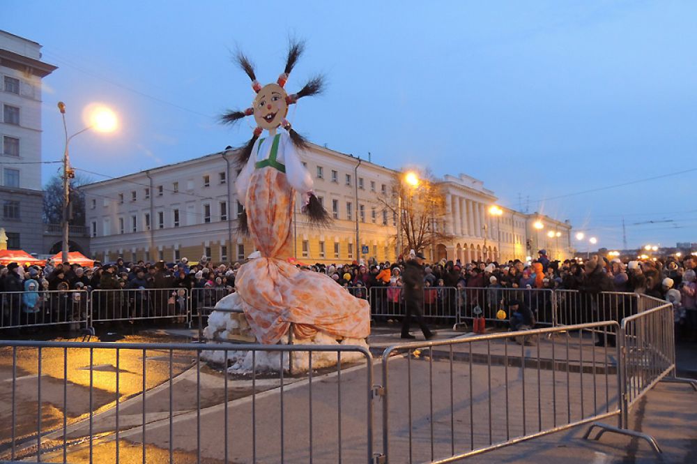 Вся площадь с нетерпением ждала, когда загорится Масленица.