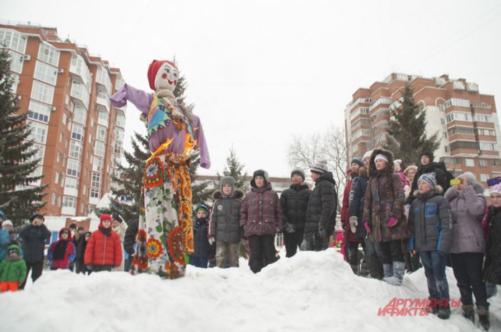 В конце праздника подожгли чучело зимы