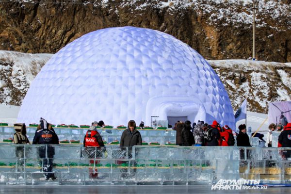 На берегу развернули большой шатер для обогрева.