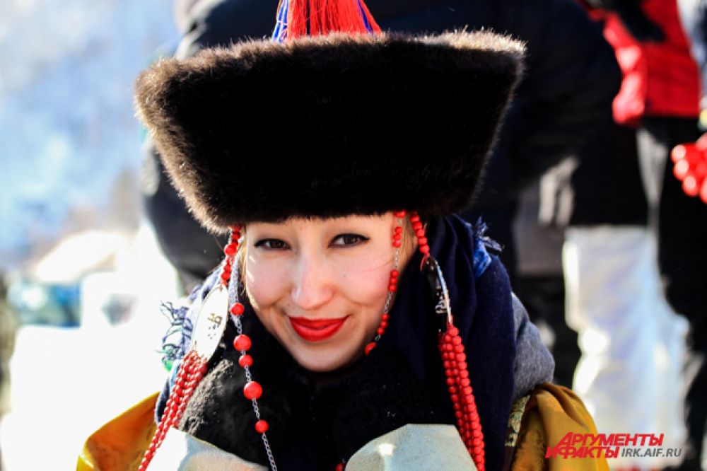 Спортсменов поддерживали красавицы в национальных бурятских костюмах.