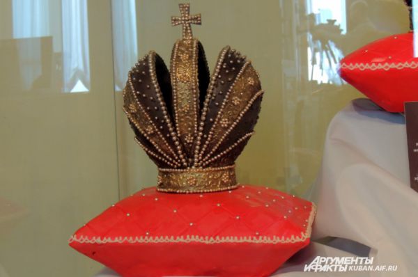 Шоколадная корона Российской империи. Создается от трех до пяти дней. Подушечка, на которой стоит корона, съедобна – это шоколад, обтянутый марципаном.