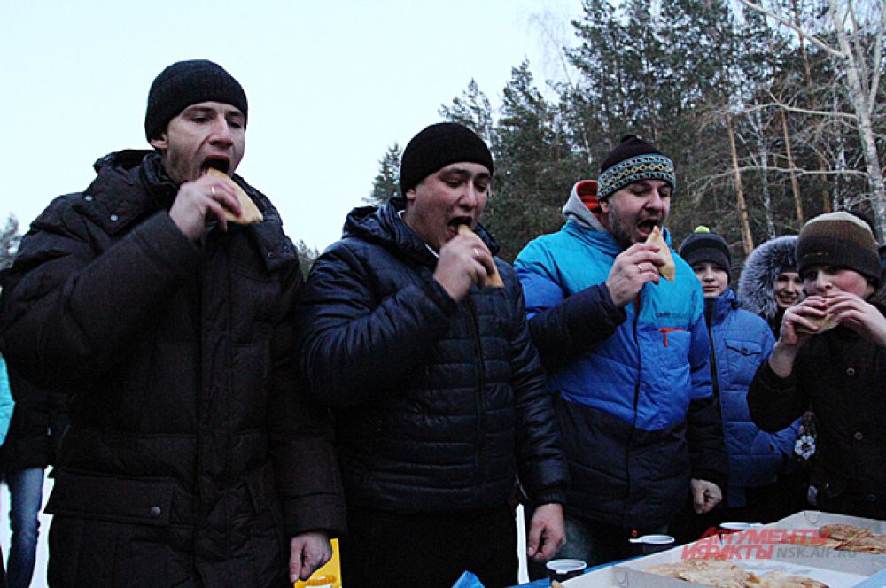 В Академгородке даже прошли соревнование по поеданию блинов.