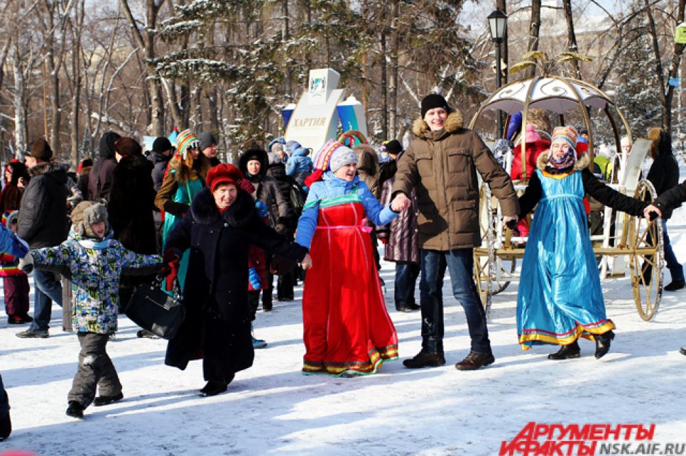 Не обходится празднование без традиционных хороводов...