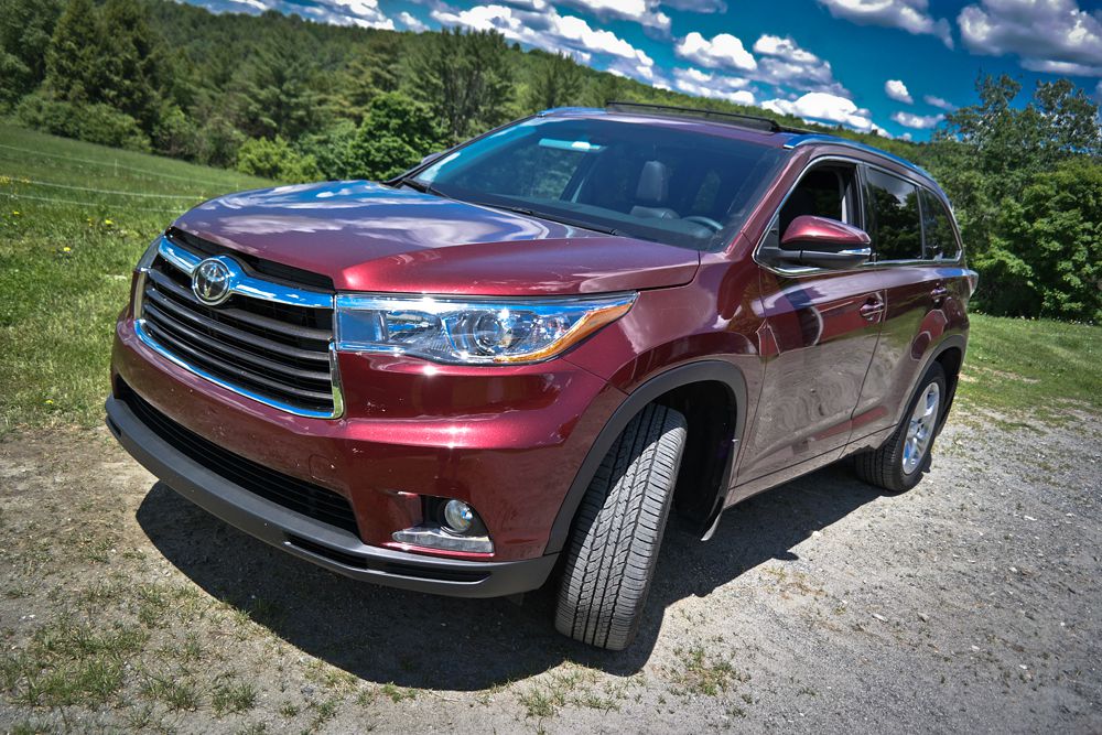 Огромный Toyota Highlander также вошел в число девяти самых безопасных авто.