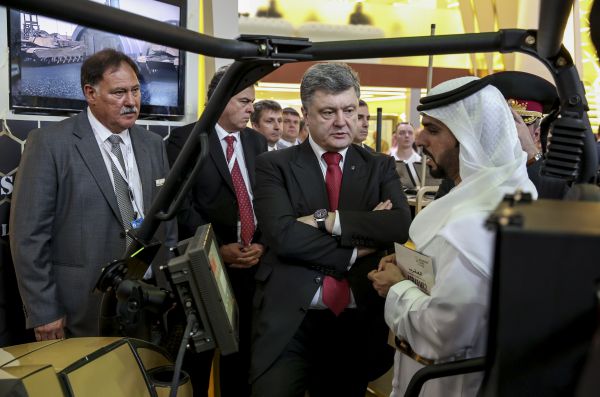 Петр Порошенко посетил выставку современного вооружения в Абу-Даби