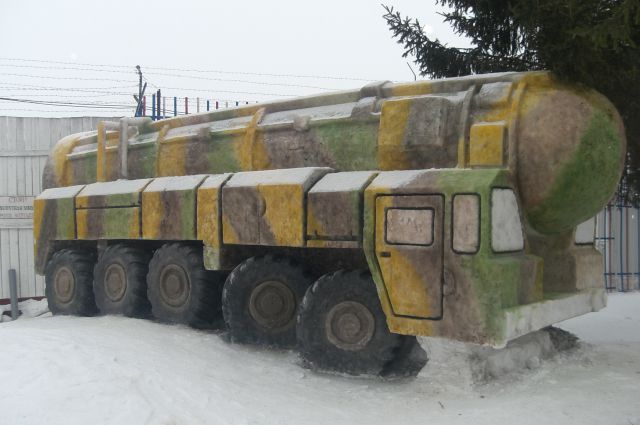 Ракетный комплекс «Тополь М» из снега.
