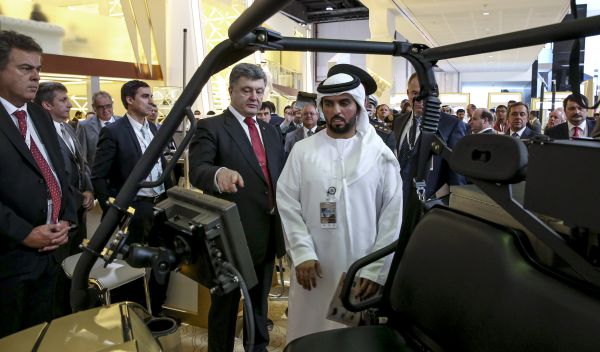 Петр Порошенко посетил выставку современного вооружения в Абу-Даби