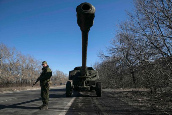 Отвод ополченцами колонны гаубиц МСТА М2 из Донецка, который состоялся в рамках минских соглашений.