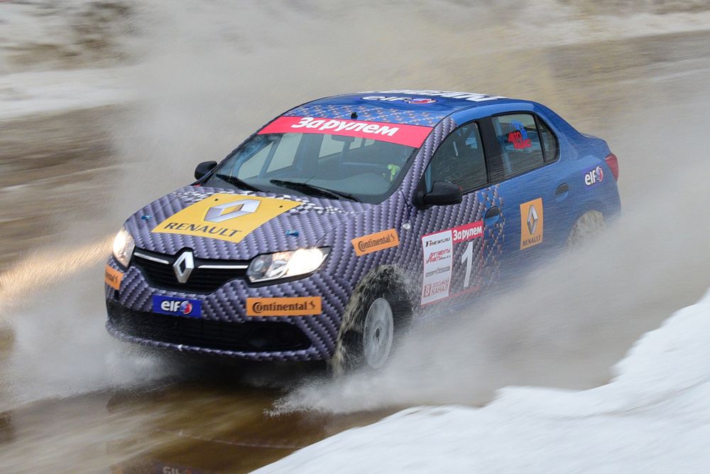 Пьер Гасли, пилот молодежной команды Red Bull: «Это мой четвертый приезд в Россию, но зимой здесь я оказался впервые, и у меня самые неожиданные впечатления: вместо морозов – достаточно теплая погода, и лужи на трассе. Но так как они покрыты льдом, это делает трек непростым. Снег как покрытие – для меня нечто новое, но я попробовал проехать по трассе на Renault Logan и чувствовал себя очень уверенно. Мне кажется, это оптимальный автомобиль для России, и он хорошо подходит для этой гонки».