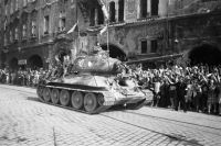 Жители Праги восторженно приветствуют советских танкистов.