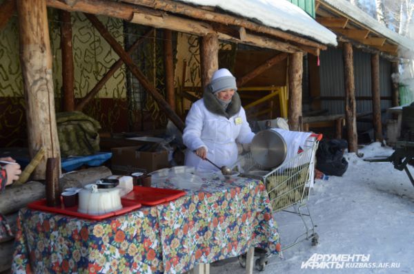 А официантки полевой кухни заботливо предлагали детям добавки.