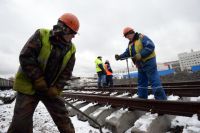 Рабочие ремонтируют пути Малого кольца Московской железной дороги в районе метро Черкизовская.