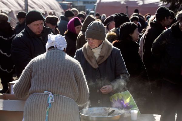 Раздача горячей пищи жителям Дебальцево.