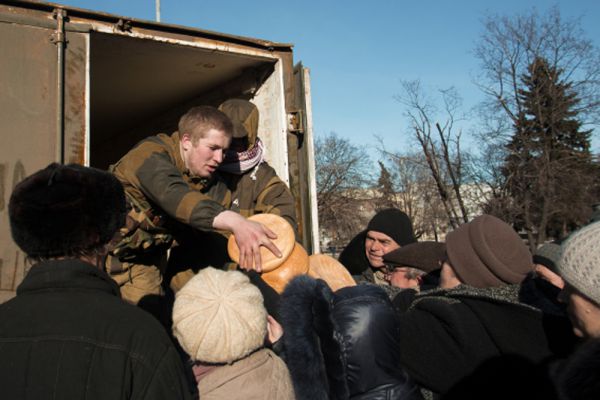 Ополченцы Донецкой народной республики (ДНР) раздают гуманитарную помощь жителям Дебальцево.
