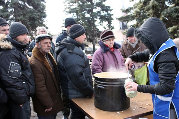 Раздача горячей пищи жителям Дебальцево.