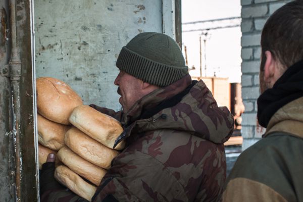 Ополченцы Донецкой народной республики (ДНР) раздают гуманитарную помощь жителям Дебальцево.