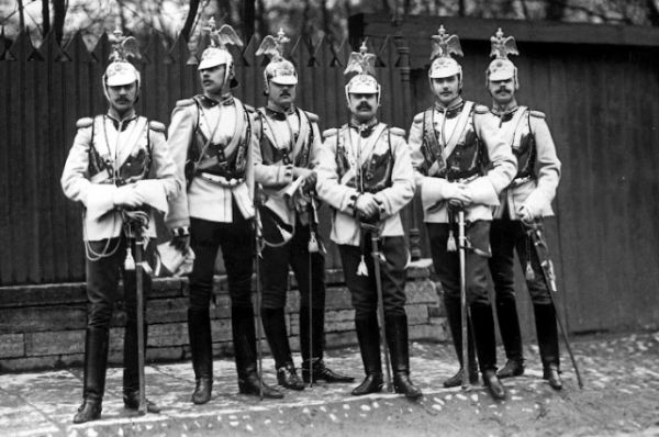 Группа офицеров лейб-гвардии Кавалергардского полка на Садовой улице у Михайловского сада после окончания парада. 1904 год.