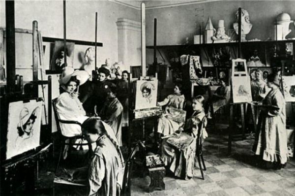 Воспитанницы Владимирской женской школы на занятиях. 1909 год.