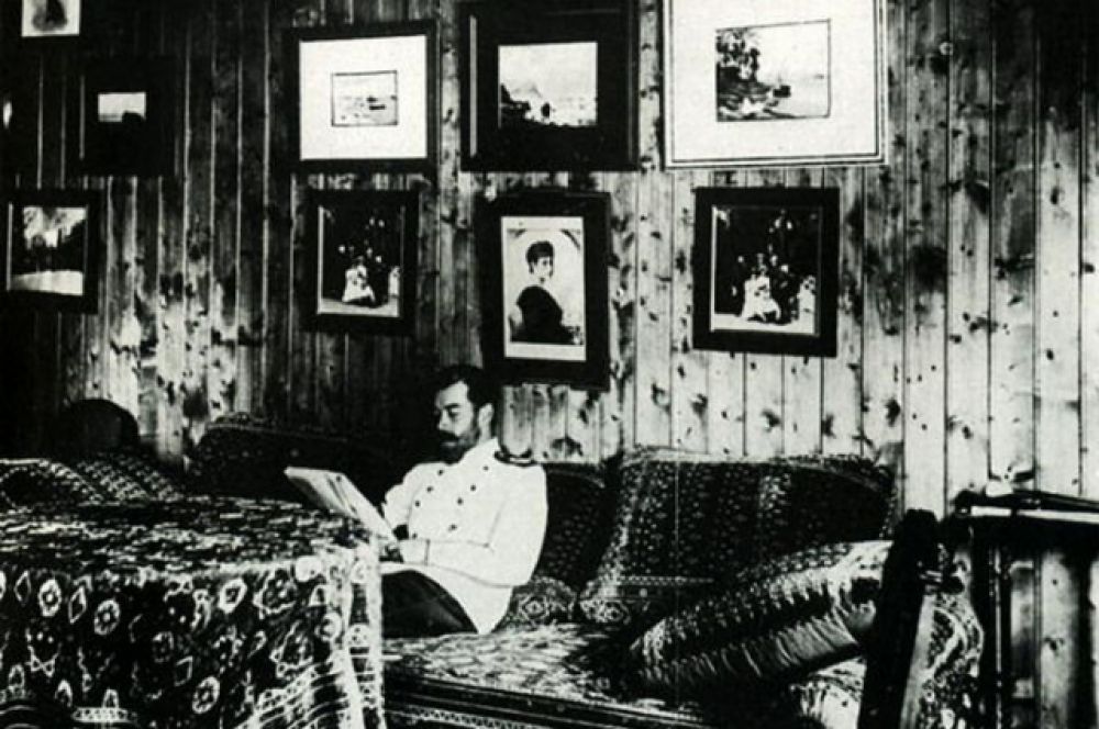 Николай II в своем кабинете в «Охотничьем домике».