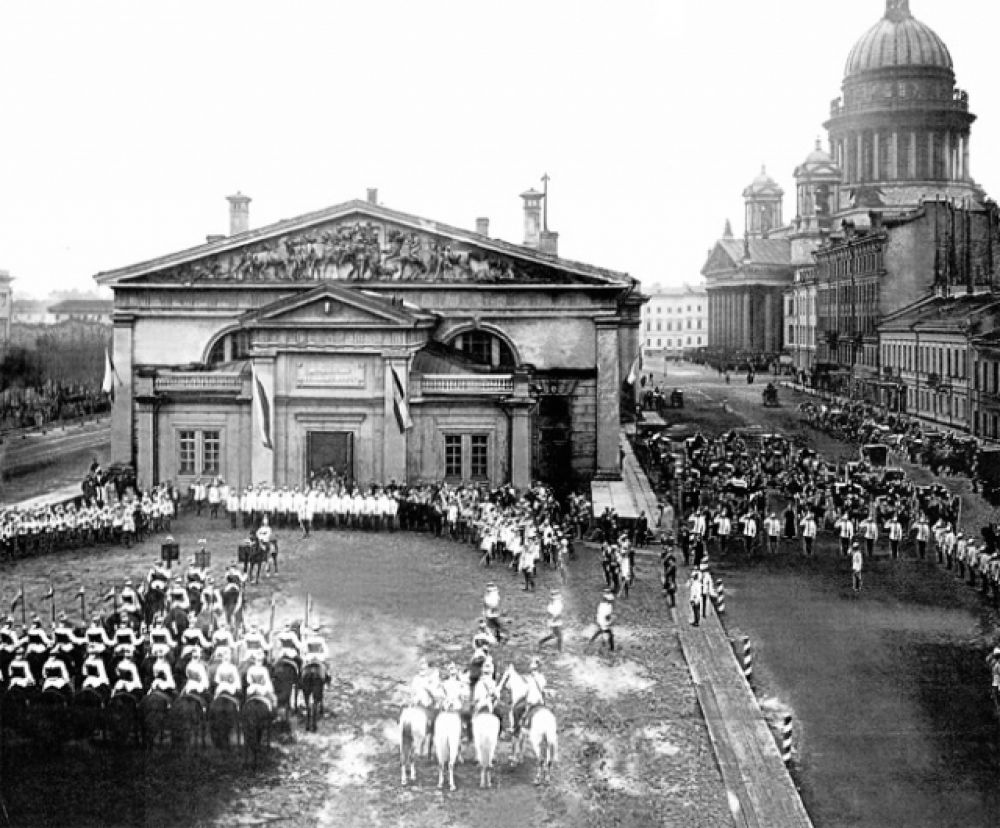 Парад лейб-гвардии Конного полка возле манежа в день полкового праздника. 1903 год.