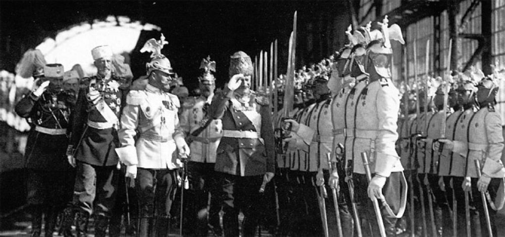 Император Николай II и король Саксонии Фридрих Август III обходят почетный караул на Царскосельском вокзале. 7 июня 1914 года. Фото Карла Буллы