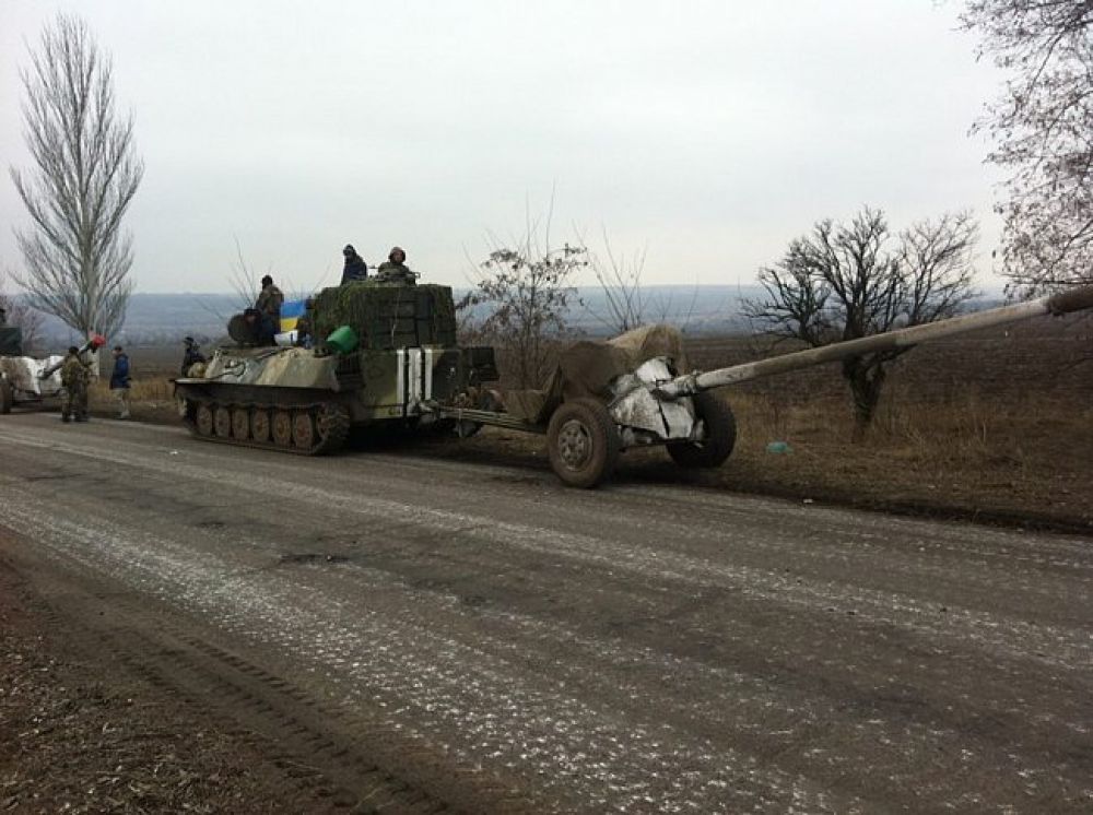Украинская армия отводит тяжелое вооружение из зоны АТО