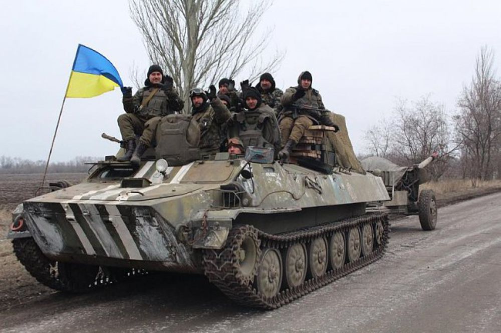 Украинская армия отводит тяжелое вооружение из зоны АТО