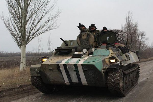 Украинская армия отводит тяжелое вооружение из зоны АТО