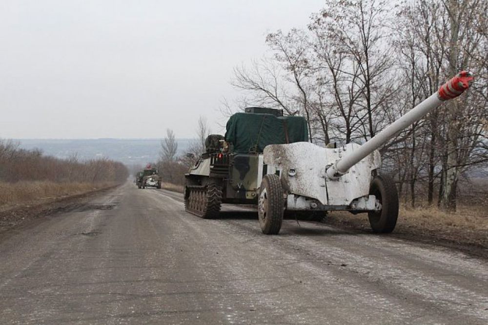 Украинская армия отводит тяжелое вооружение из зоны АТО