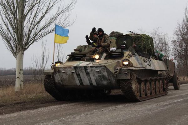 Украинская армия отводит тяжелое вооружение из зоны АТО
