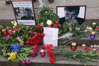 Цветы и свечи в память о застреленном Немцове