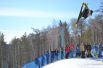 Большинство посетителей горнолыжки оставили свои лыжи ради выступления профессионалов.