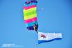 Красочное шоу парашютистов. Спортсмены спускались с неба с символикой гонки, великой Победы и Камчатского края.