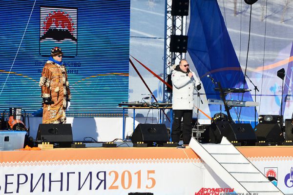 На главной сцене - ведущий Дмитрий Губерниев и губернатор Камчатского края Владимир Илюхин.