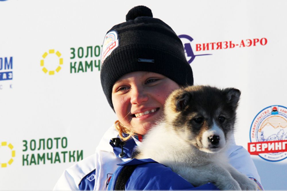 Победительница Мария Семашкина с щенком Умкой - подарком за победу.