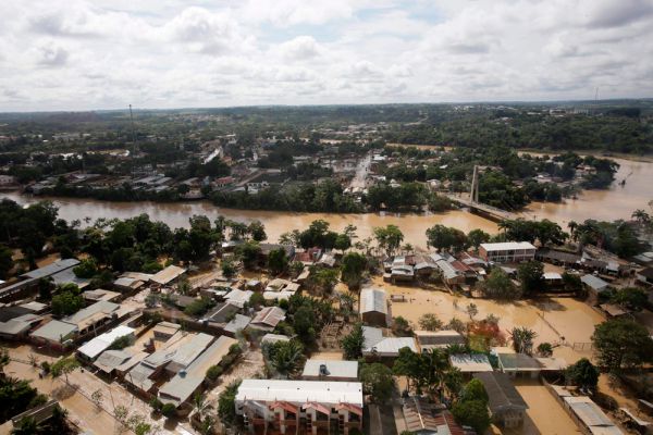 Правительство направило 1,5 тонны гуманитарной помощи жителям районов, затронутых стихией.