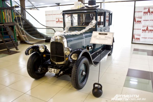 Citroen B10. Выпускался во Франции, 1924 - 1925 гг. Масса 1200 кг Максимальная скорость 70 км/ч Мощность 20 л.с. B10 стал первым автомобилем в Европе с цельнометалическим кузовом.