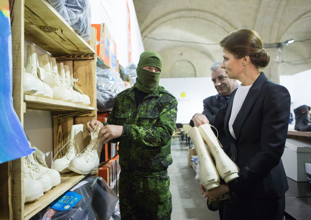 Марина Порошенко передала «теплый караван» для украинских разведчиков