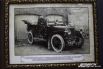 На стенах музея висят специальные таблички со справочным материалом про автомобили, которые не представлены на экспозиции, но выпускались в разных странах в начале XX века.