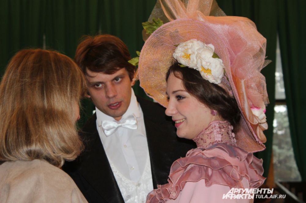 Гостей встречала роскошная дама в красивой шляпе и ее галантный кавалер