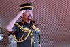 Ну а на первом месте уже давно обосновался султан Брунея Хаджи Хассанал Болкиах (22 млрд. долларов), совмещающий полномочия главы правительства, министра обороны и финансов и религиозного лидера страны.