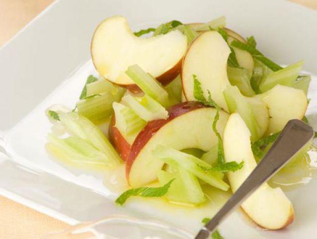Салат из сельдерея и яблок