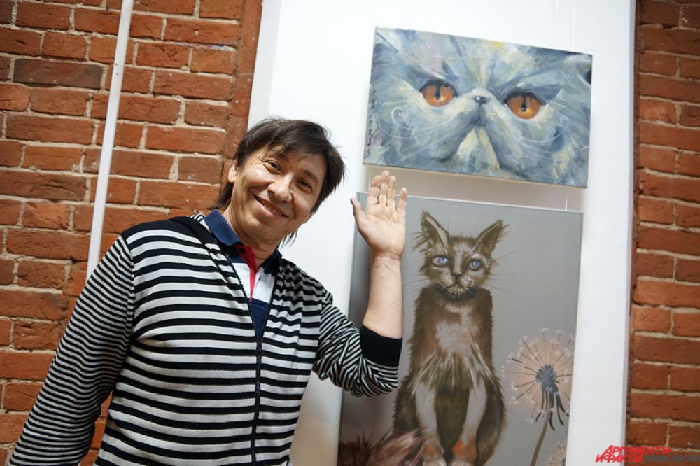 Карикатурист Алексей Кивокурцев и его кот (наверху).