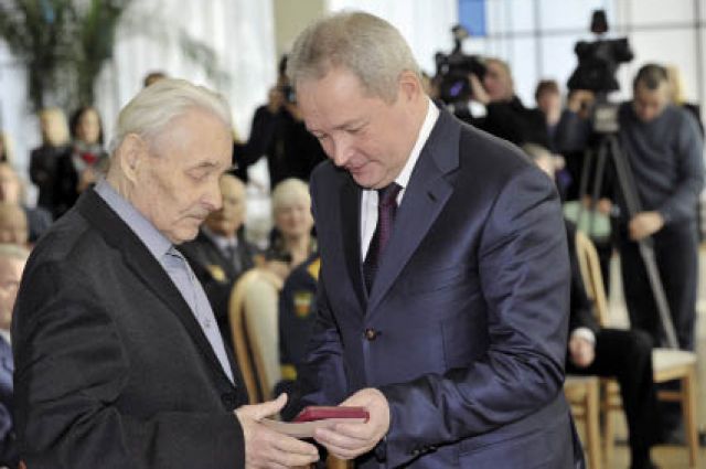 Виктор Басаргин вручает юбилейную медаль в честь 70-летия Победы.