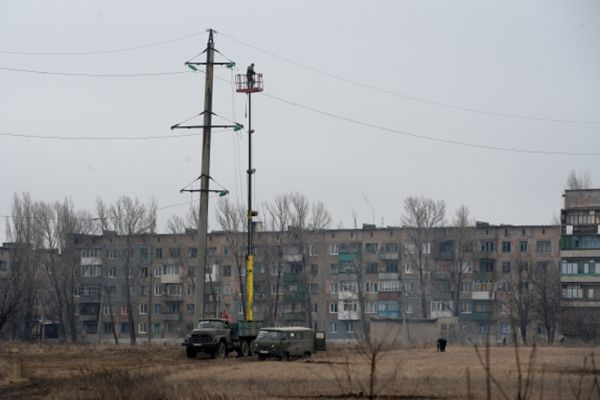 Ремонт линий электропередачи, поврежденных во время боевых действий в Дебальцево.